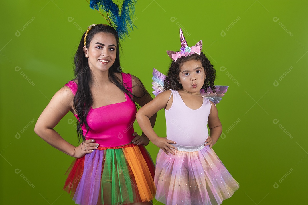 Lindas mulheres jovens mãe e filha usando fantasia de carnaval sobre fundo isolado