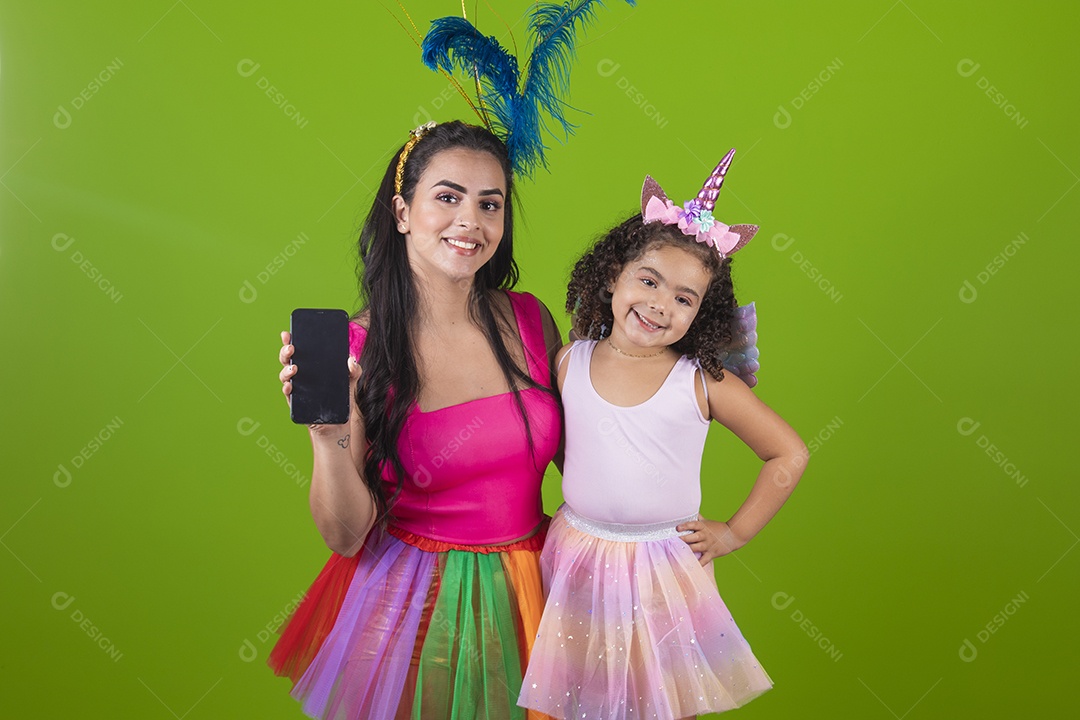 Lindas mulheres jovens mãe e filha usando fantasia de carnaval sobre fundo isolado