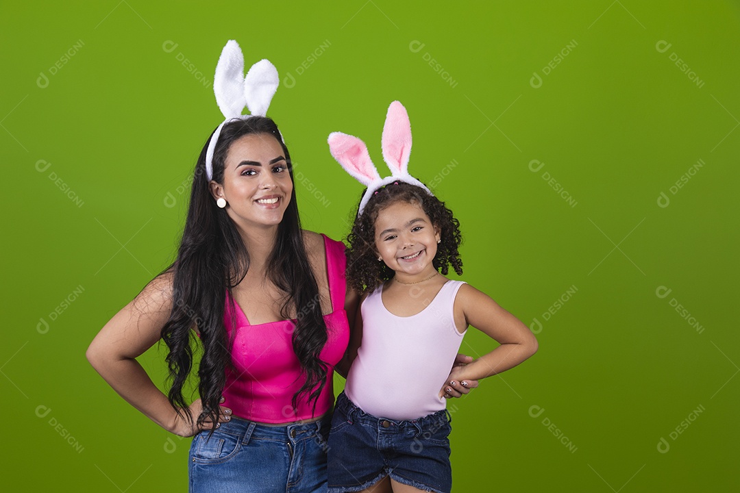 Lindas mulheres fantasiadas com sua filha fantasias Conceito Feliz Páscoa