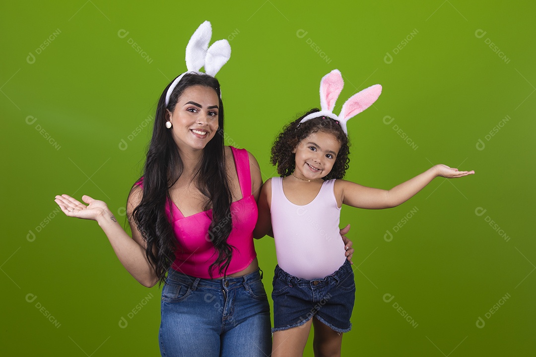 Lindas mulheres fantasiadas com sua filha fantasias Conceito Feliz Páscoa