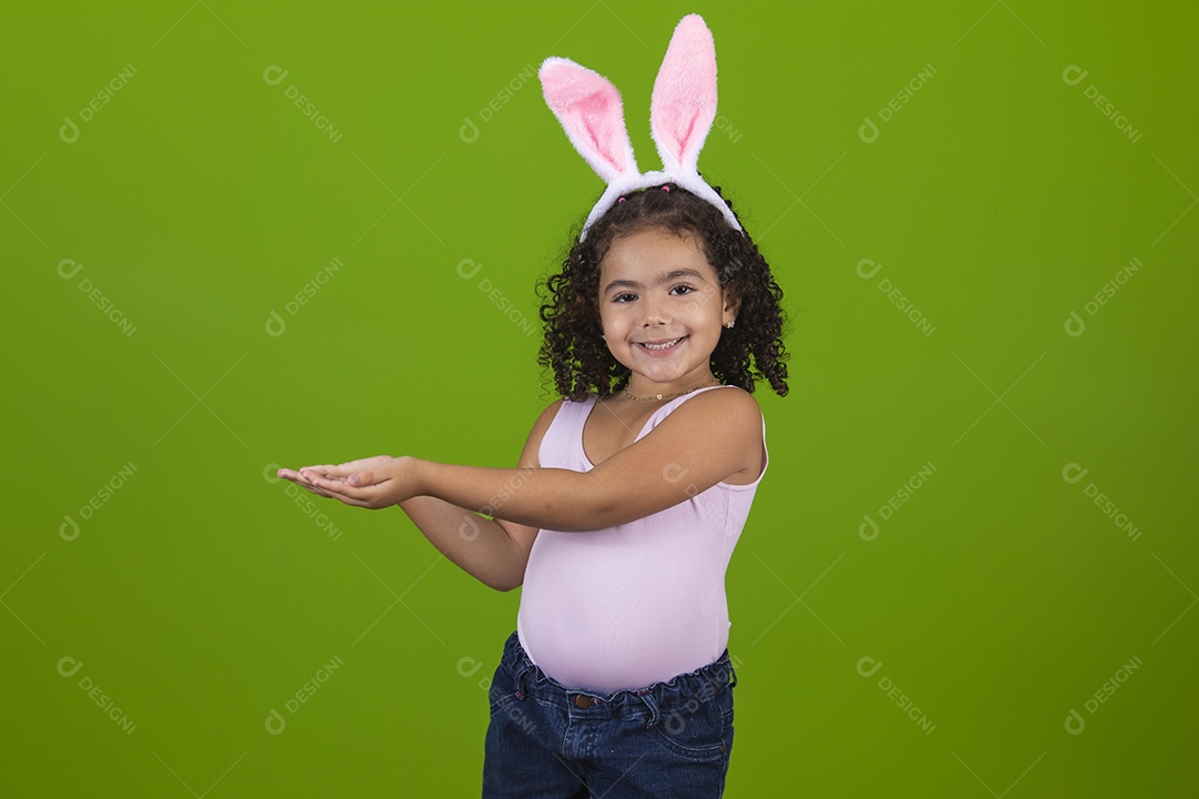 Linda criança garotinha usando fantasia de coelho Conceito Feliz Páscoa