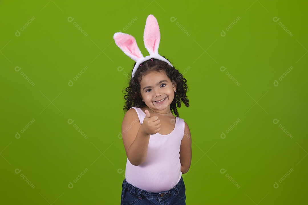 Linda criança garotinha usando fantasia de coelho Conceito Feliz Páscoa