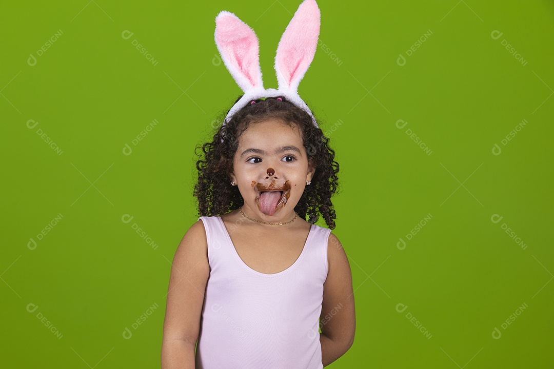 Linda criança garotinha usando fantasia de coelho Conceito Feliz Páscoa