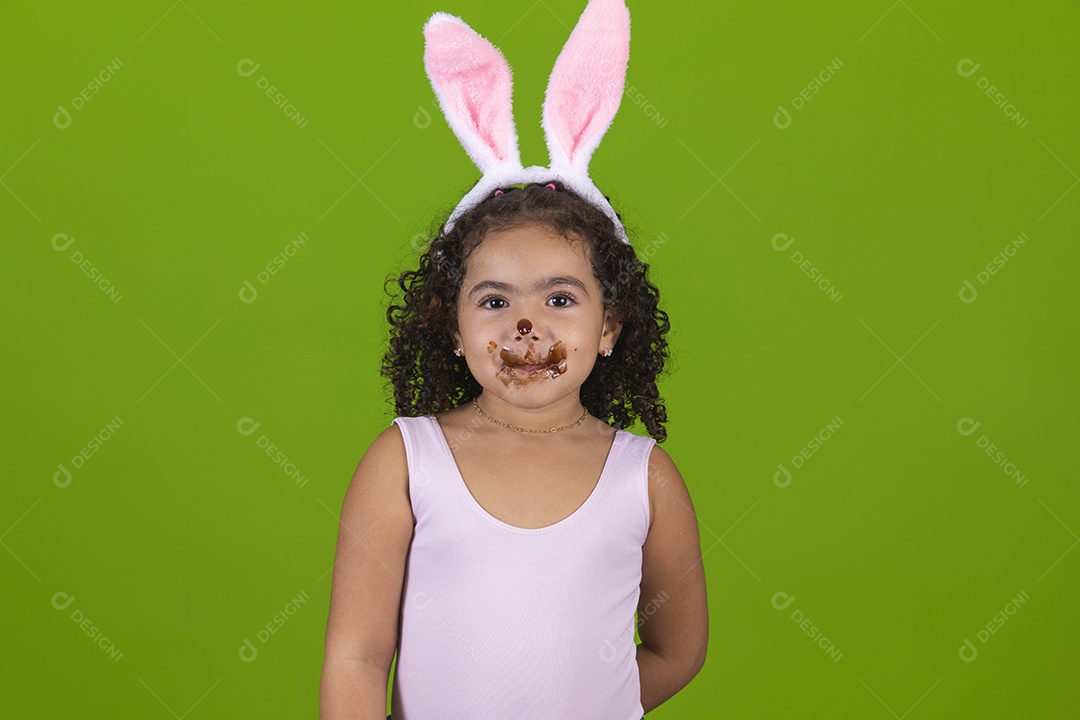 Linda criança garotinha usando fantasia de coelho Conceito Feliz Páscoa