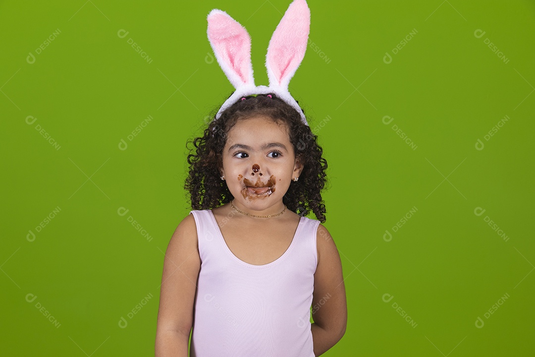 Linda criança garotinha usando fantasia de coelho Conceito Feliz Páscoa