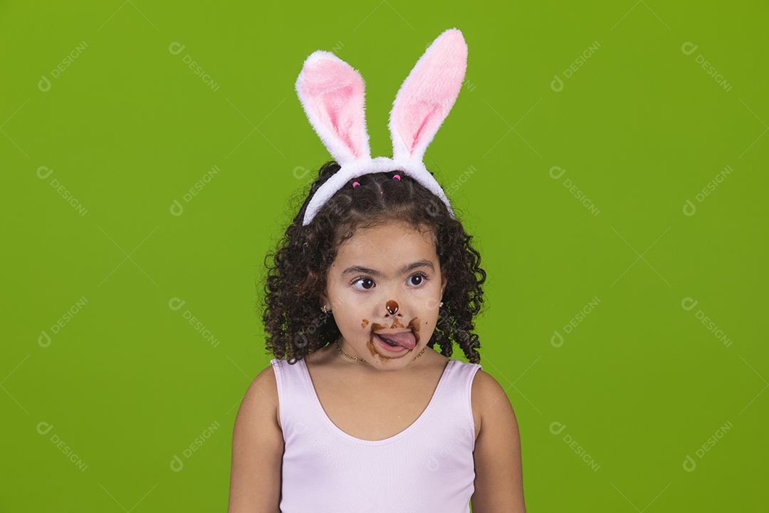 Linda criança garotinha usando fantasia de coelho Conceito Feliz Páscoa