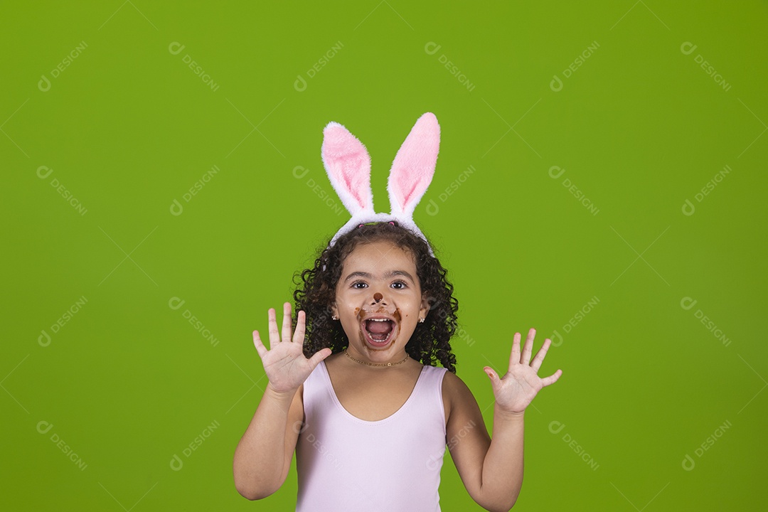 Linda criança garotinha usando fantasia de coelho Conceito Feliz Páscoa