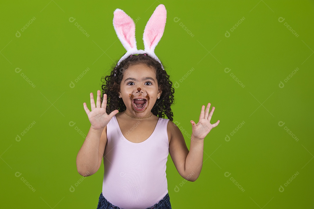 Linda criança garotinha usando fantasia de coelho Conceito Feliz Páscoa