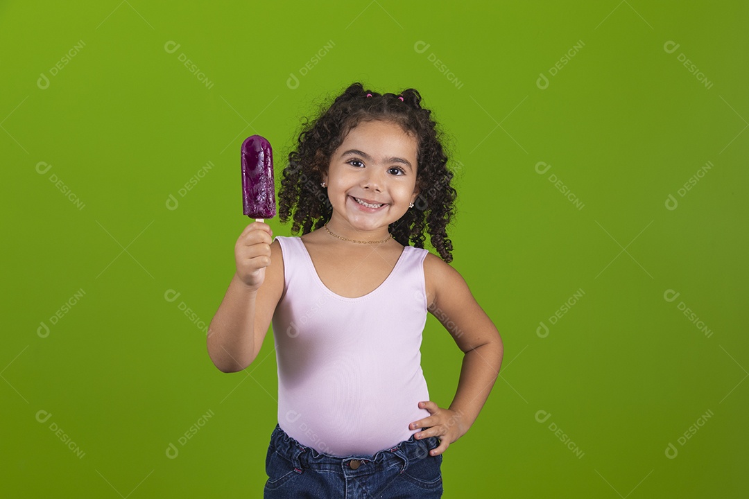 Linda criança garotinha chupando picolé usando regata branca