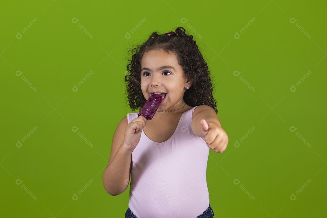 Linda criança garotinha chupando picolé usando regata branca