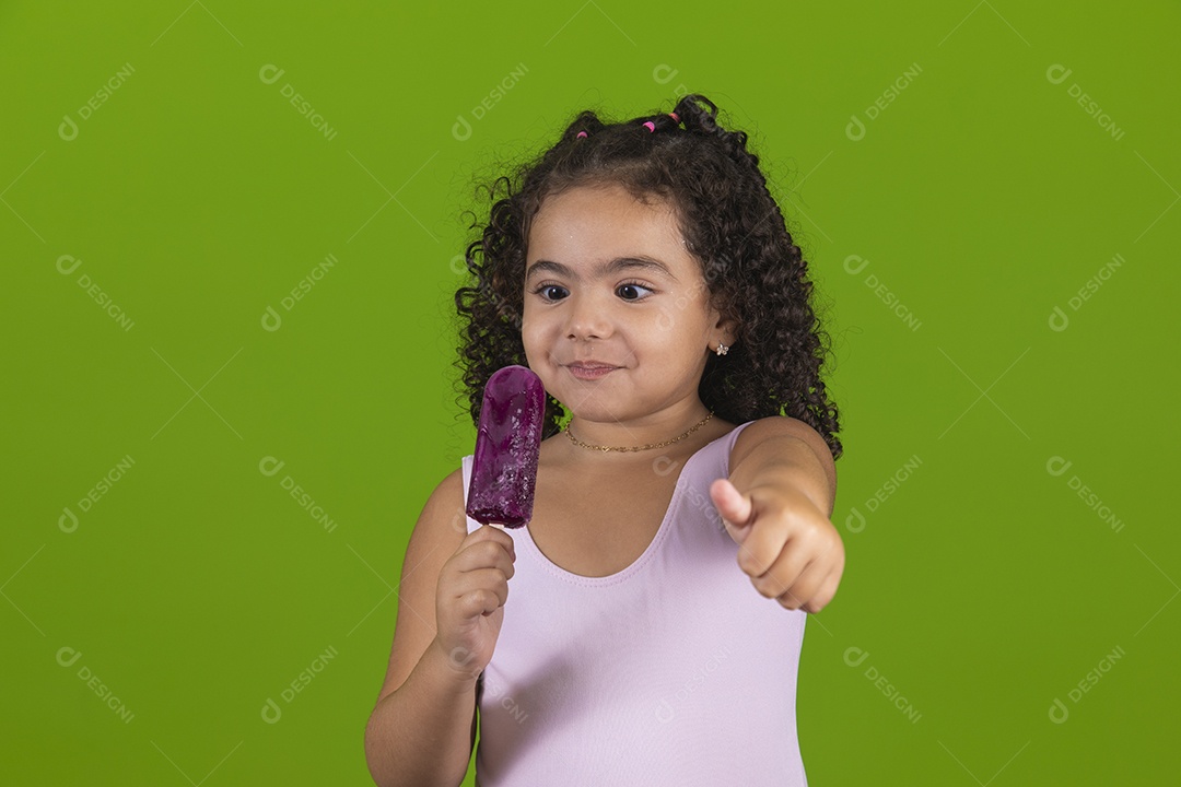 Linda criança garotinha chupando picolé usando regata branca