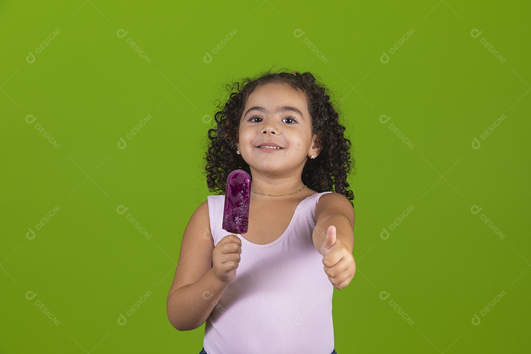 Linda criança garotinha chupando picolé usando regata branca