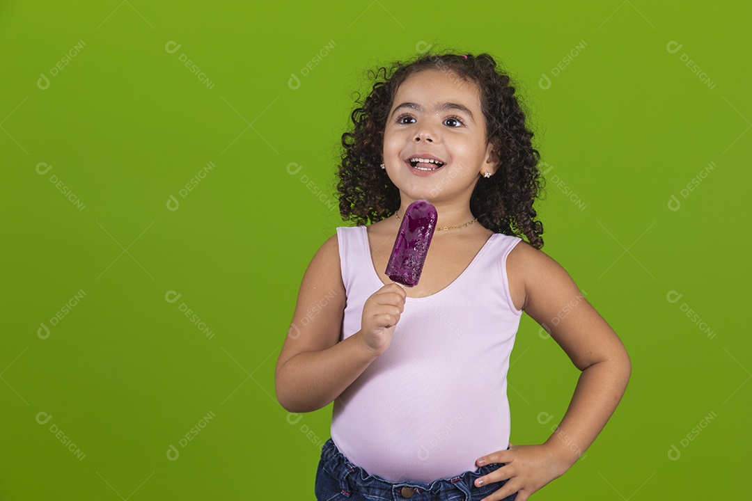 Linda criança garotinha chupando picolé usando regata branca