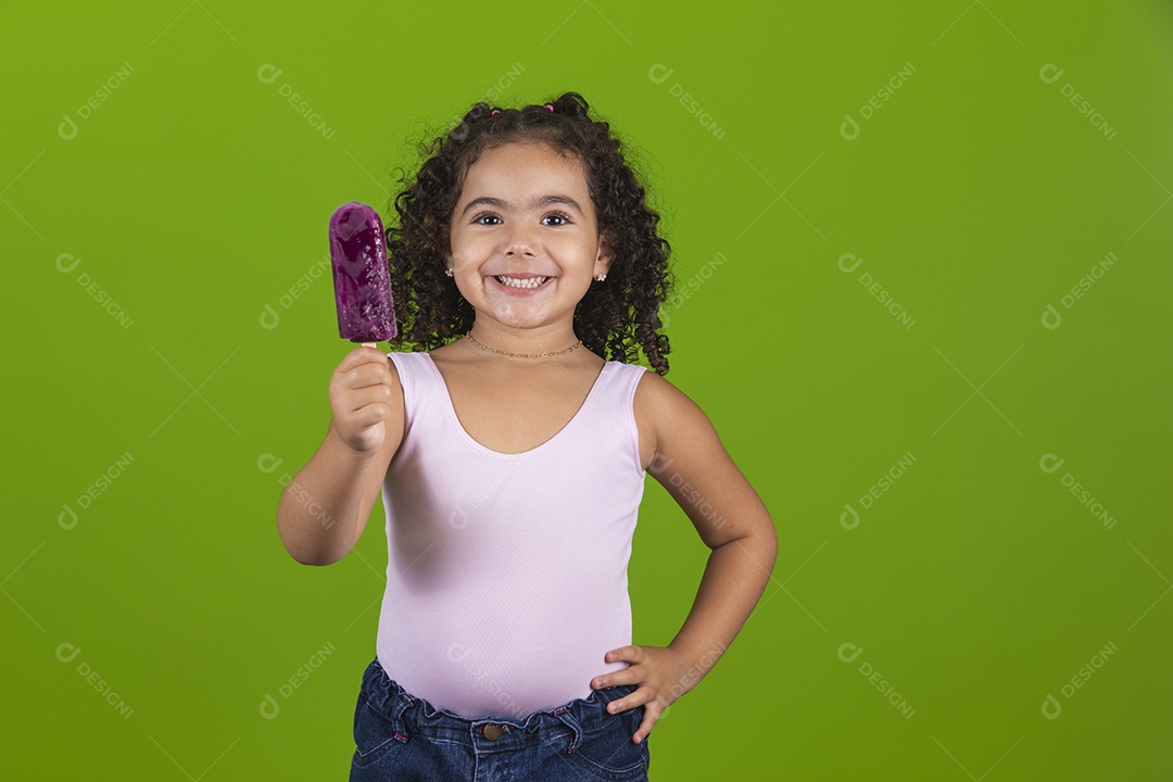 Linda criança garotinha chupando picolé usando regata branca