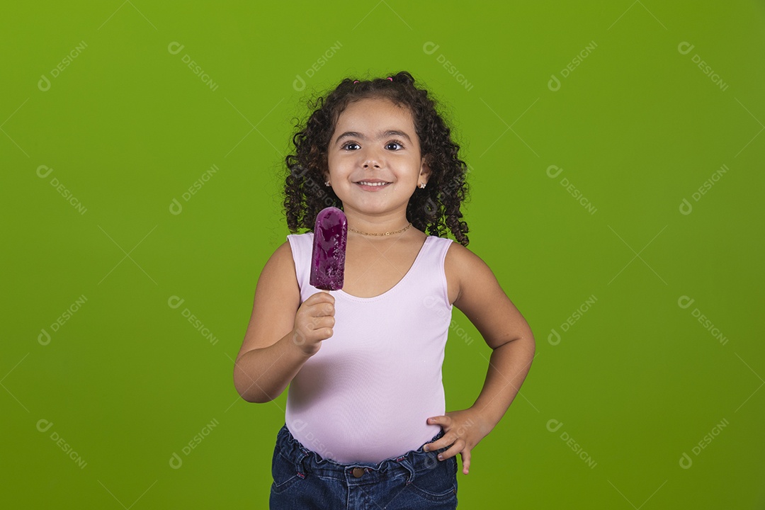 Linda criança garotinha chupando picolé usando regata branca