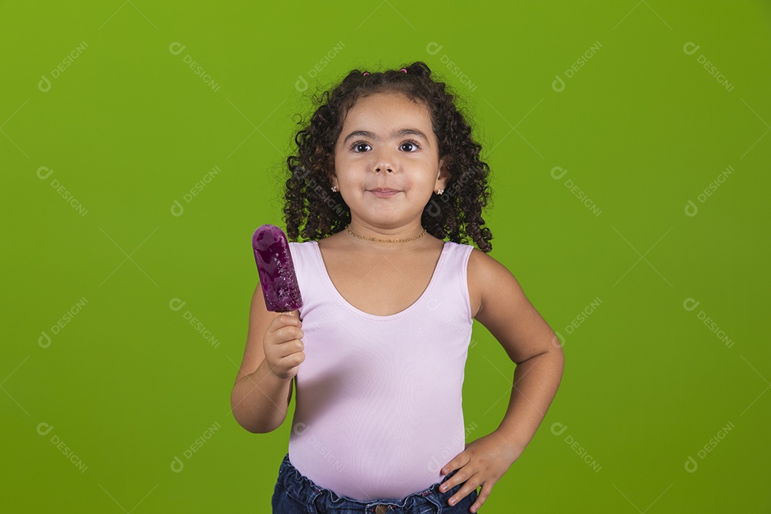 Linda criança garotinha chupando picolé usando regata branca