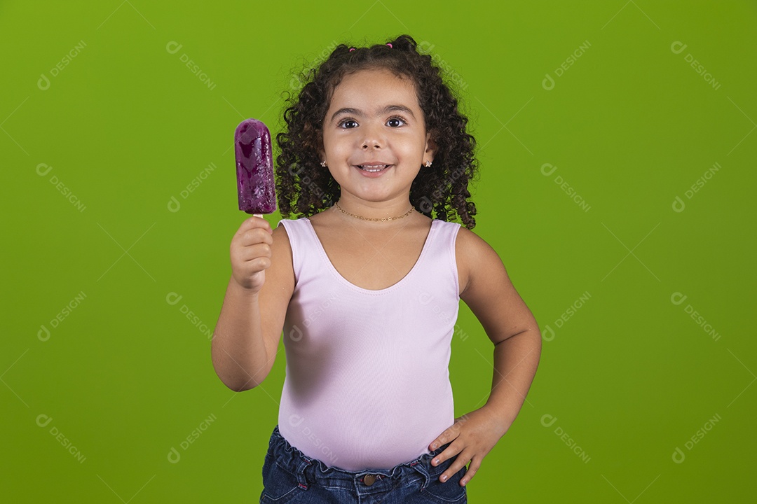 Linda criança garotinha chupando picolé usando regata branca