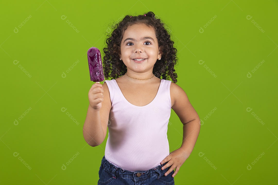 Linda criança garotinha chupando picolé usando regata branca