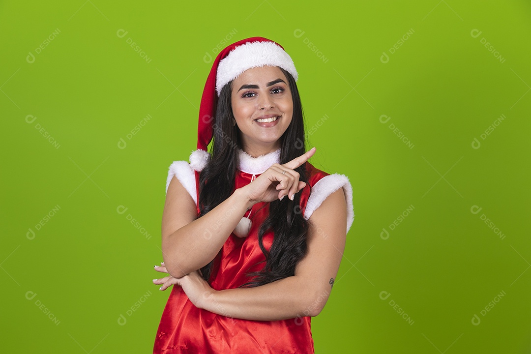 Linda mulher jovem segurando celular usando fantasias de natal