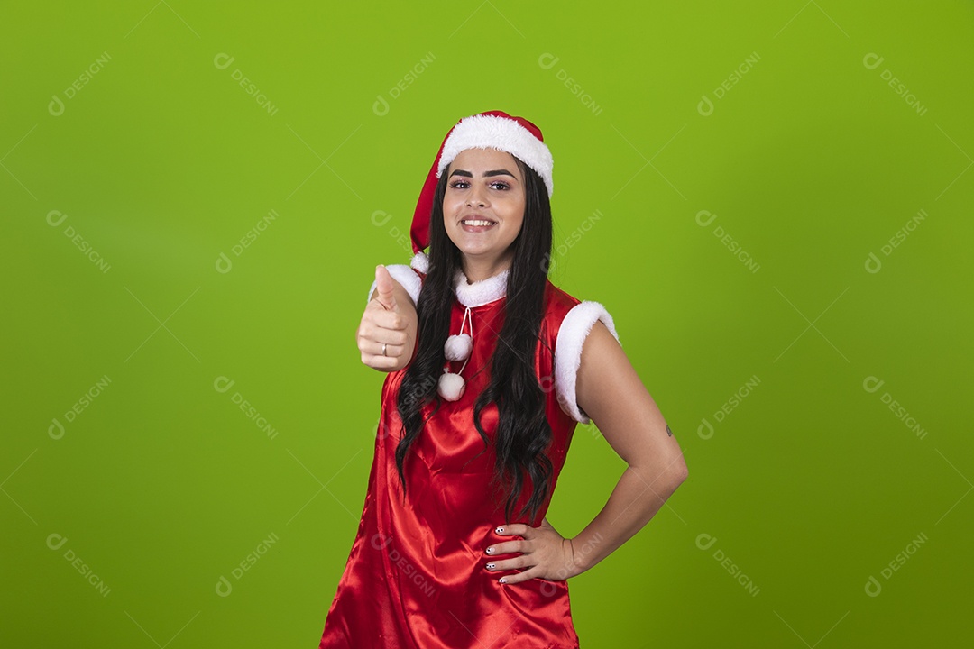 Linda mulher jovem segurando celular usando fantasias de natal