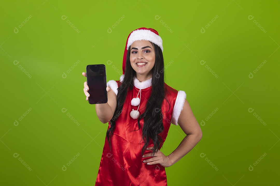 Linda mulher jovem segurando celular usando fantasias de natal