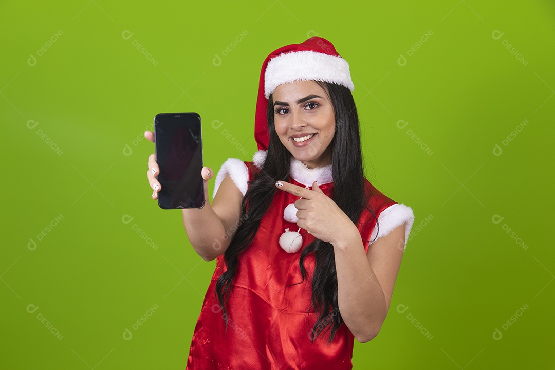 Linda mulher jovem segurando celular usando fantasias de natal