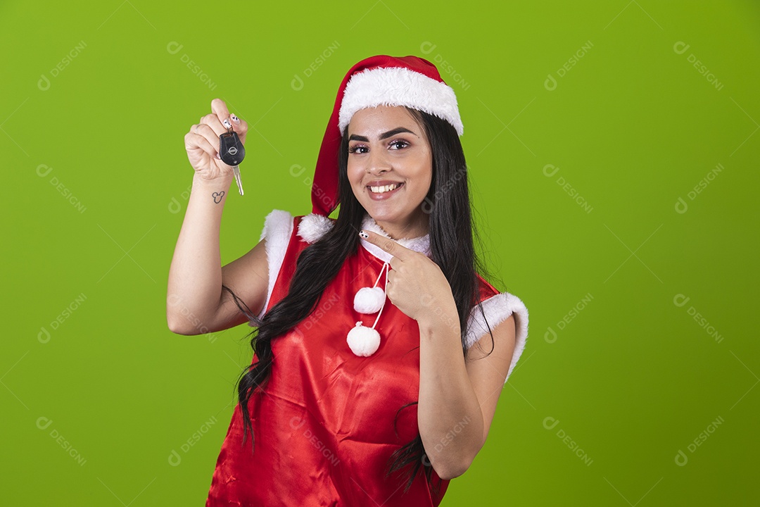 Linda mulher jovem segurando chave de carro usando fantasias de natal