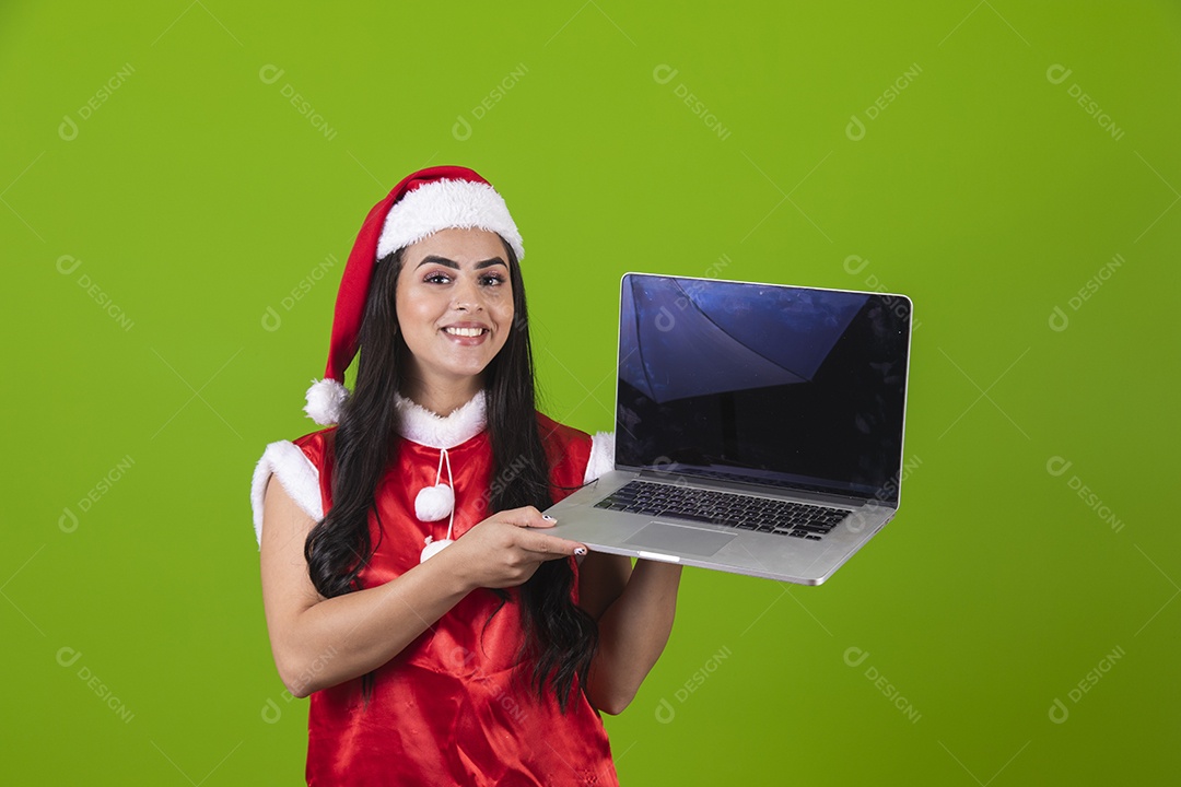 Linda mulher jovem segurando notebook usando fantasias de natal