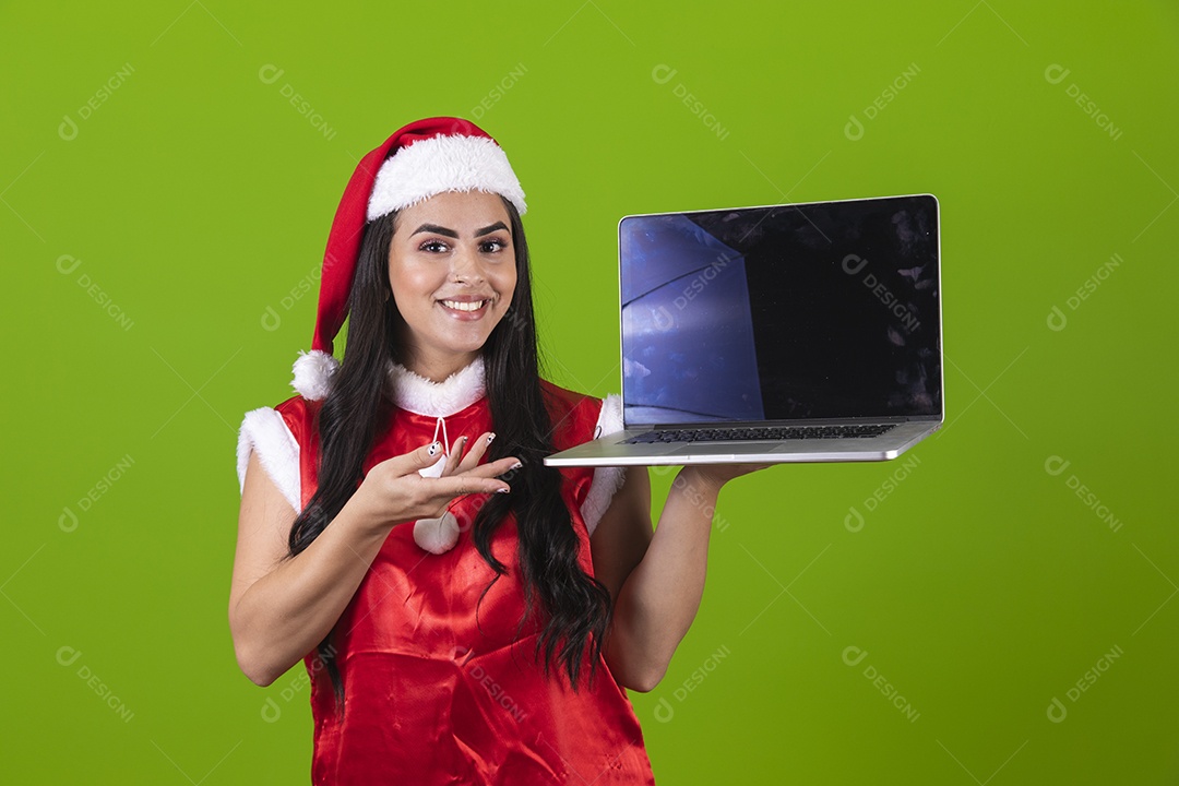 Linda mulher jovem segurando notebook usando fantasias de natal