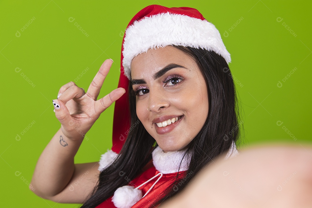 Linda mulher usando fantasias de natal