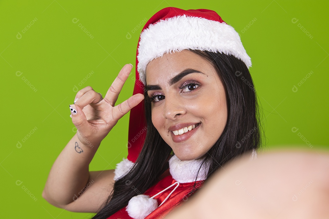 Linda mulher usando fantasias de natal