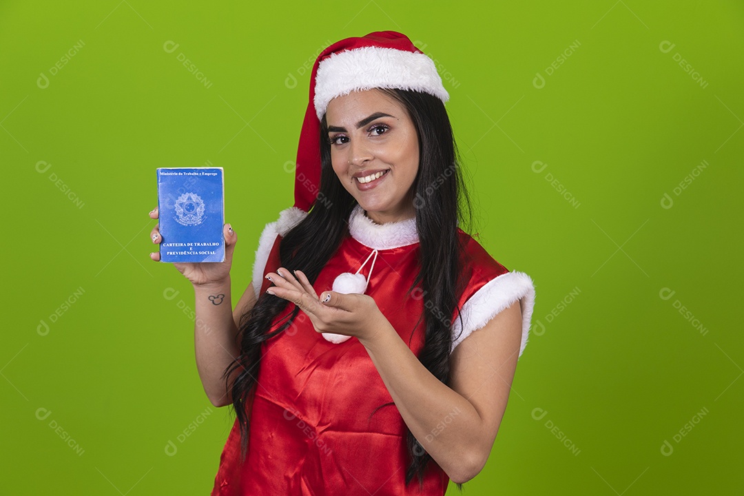 Linda mulher jovem segurando carteira de trabalho usando fantasias de natal