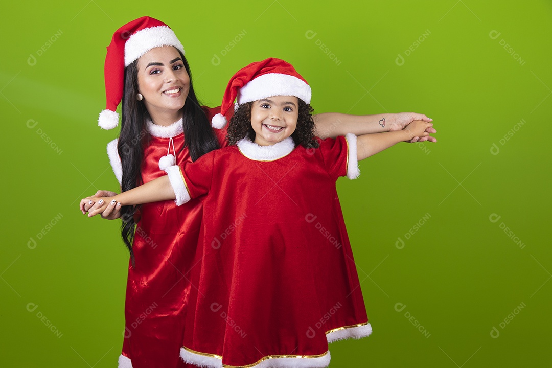 Linda mãe com sua filha usando fantasias de natal