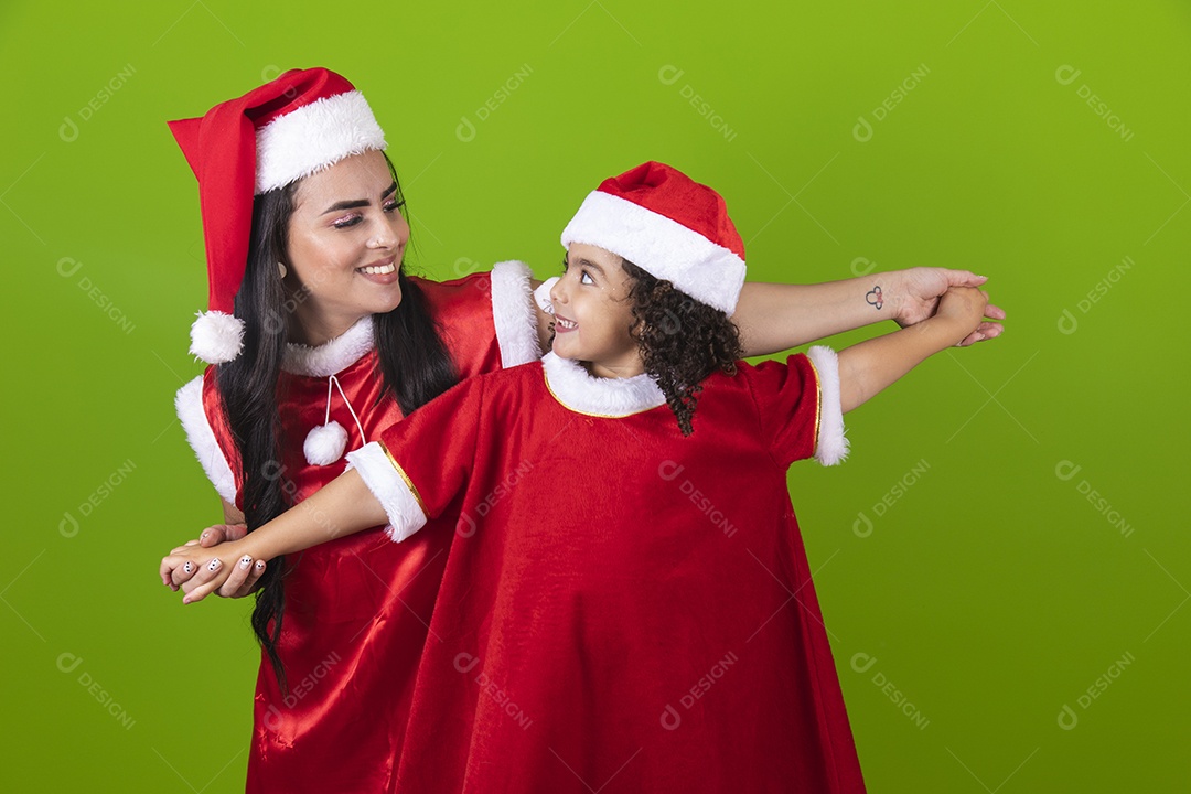 Linda mãe com sua filha usando fantasias de natal