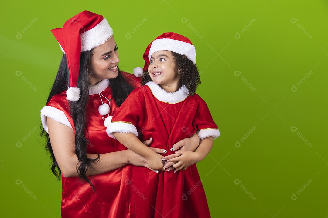 Linda mãe com sua filha usando fantasias de natal