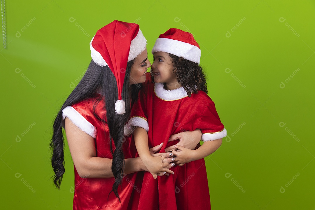 Linda mãe com sua filha usando fantasias de natal