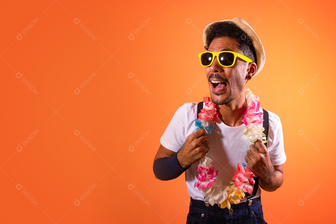 Traje Brasileiro de Carnaval. Homem negro com fantasia de carnaval se divertindo