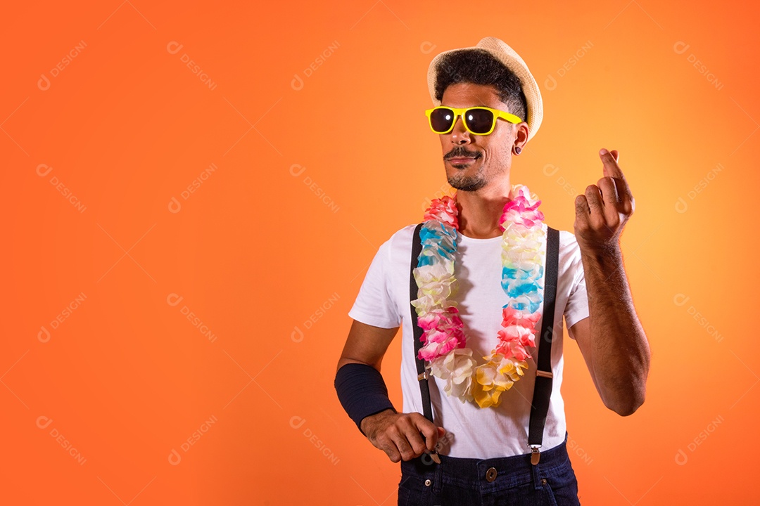 Traje Brasileiro de Carnaval. Homem negro com fantasia de carnaval se divertindo