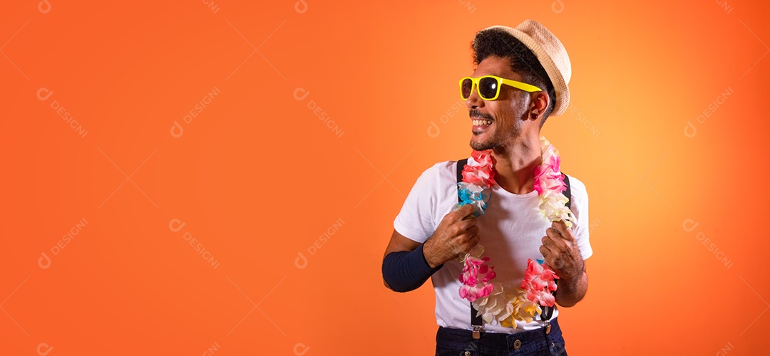 Traje Brasileiro de Carnaval. Homem negro com fantasia de carnaval se divertindo