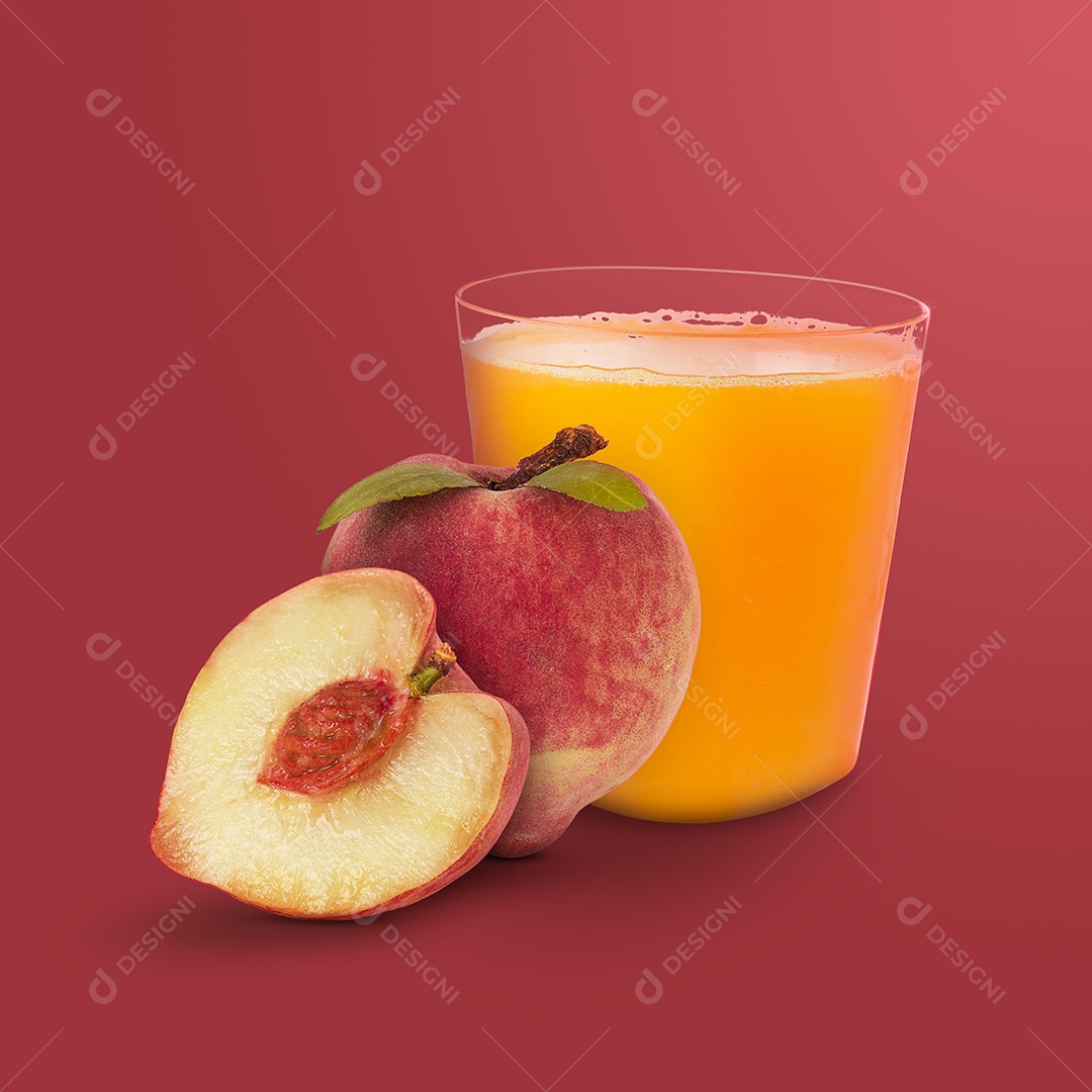 Suco de pêssego com frutas isoladas em fundo vermelho.