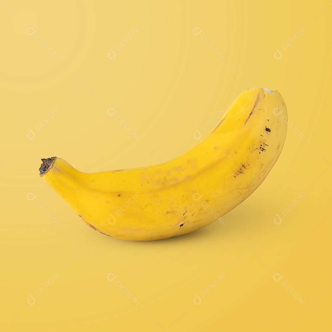 Banana descascada em fundo isolado