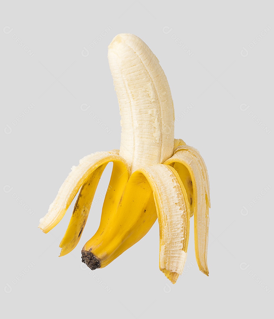 Banana descascada em fundo branco.