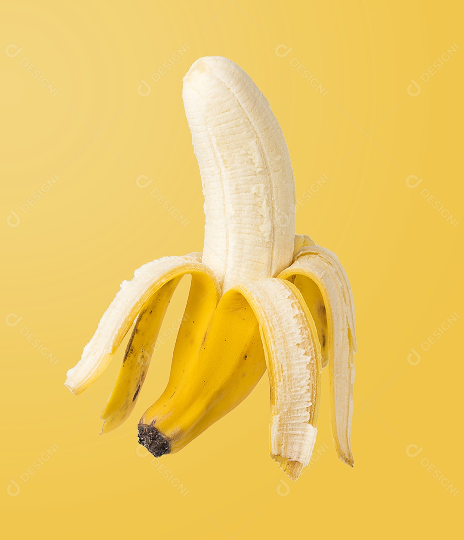 Banana descascada em fundo isolado