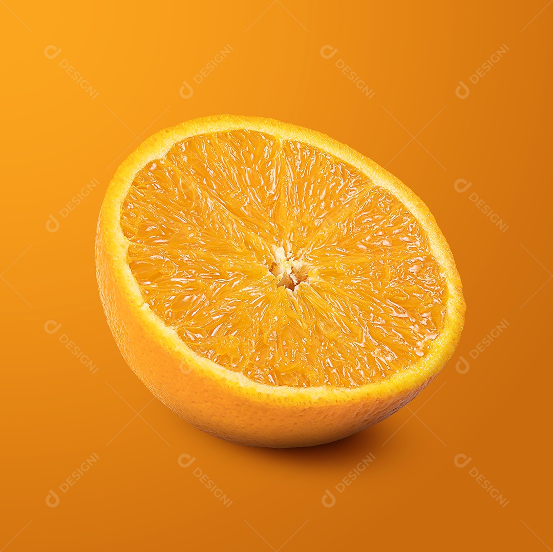 Laranja e frutas fatiadas isoladas no fundo laranja