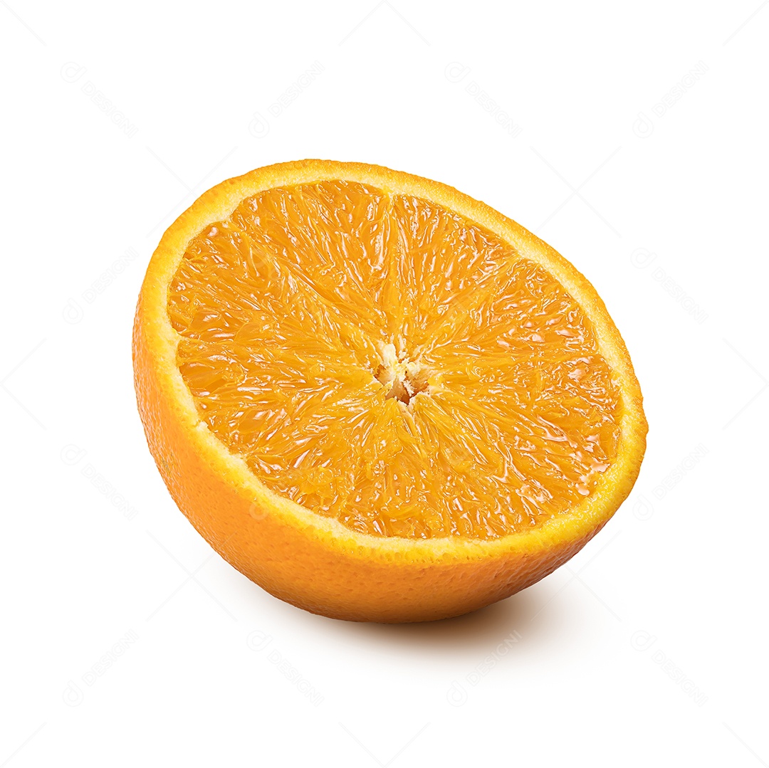 Laranja e frutas fatiadas isoladas no fundo branco.