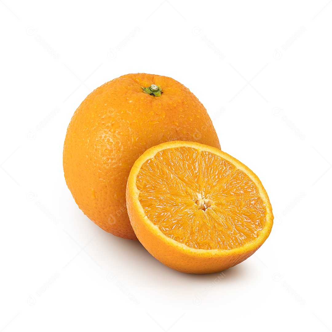 Suco de laranja e frutas isoladas no fundo branco.