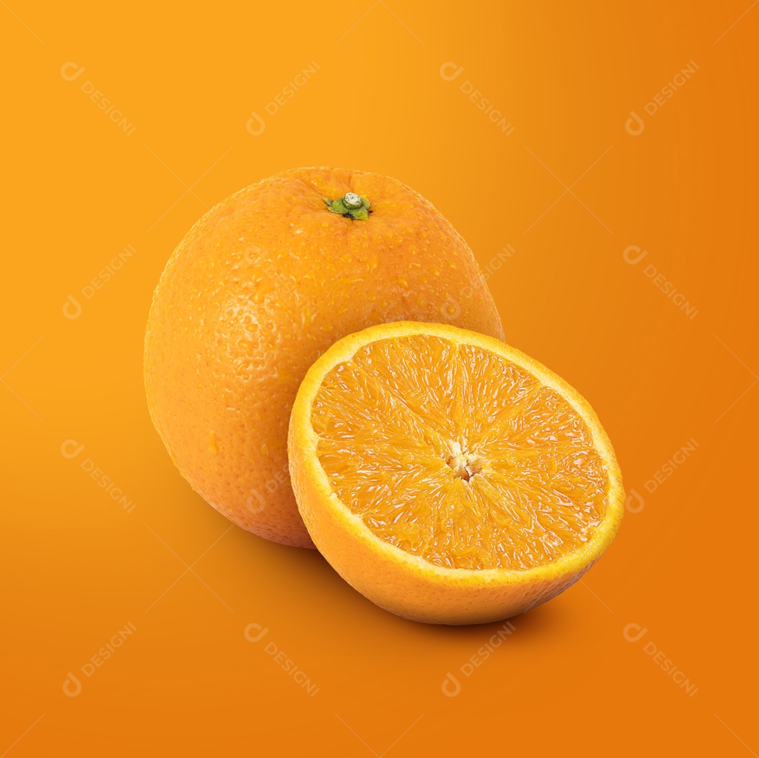 Fatia de fruta laranja isolada em fundo laranja.