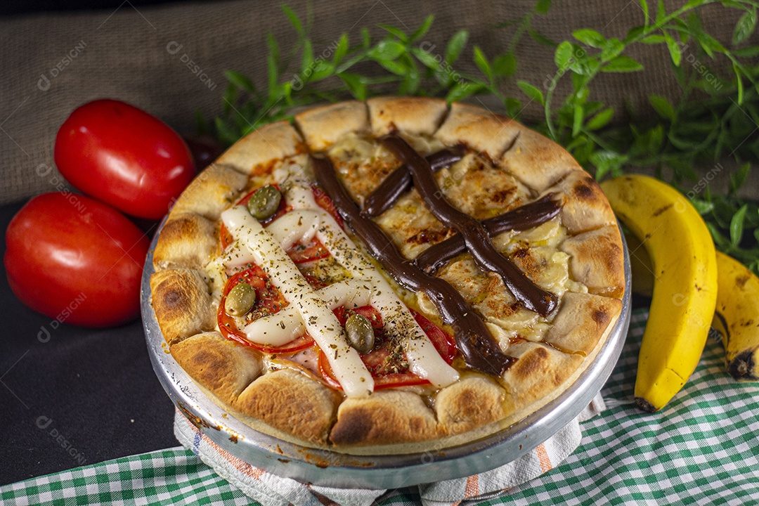 Pizza pequena de peito de peru e banana com chocolate