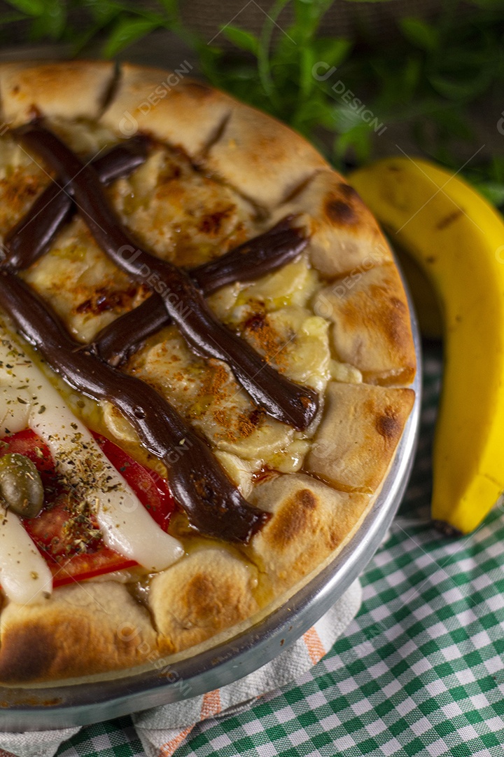 Close Pizza pequena de peito de peru e banana com chocolate