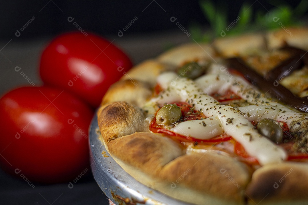 Detalhe Pizza pequena de peito de peru e banana com chocolate